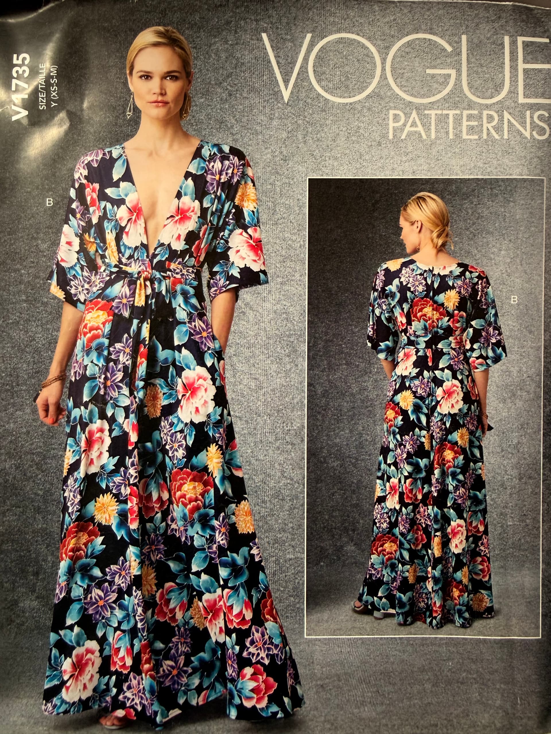 Sewing pattern Vogue V1735, Size XS-M.Dress with a really low neckline. Risqué, but very feminine.